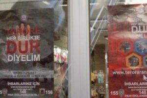 "Ter&ouml;risti ihbar et" afişleri asıldı