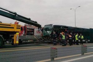 Otomobil metrob&uuml;sle kafa kafaya &ccedil;arpıştı