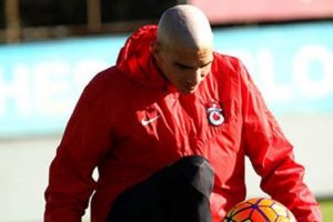 Trabzonsporlu Medjani hakemleri protesto i&ccedil;in ilgin&ccedil; bir yola başvurdu