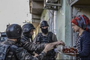 Diyarbakır'da operasyonlara katılan polislere halk desteği