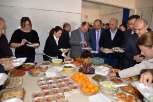 Bursa'da &ouml;ğretim &uuml;yeleri kermes d&uuml;zenleyip, &ouml;ğrencilere burs veriyor