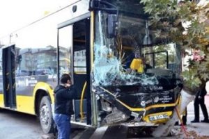 Otob&uuml;s şof&ouml;r&uuml; kalp krizi ge&ccedil;irdi, faciadan d&ouml;n&uuml;ld&uuml;