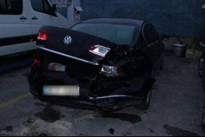 &Ccedil;aldığı minib&uuml;sle savcının otomobiline &ccedil;arpınca
