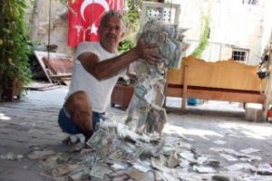 Parayla yatıp kalkan inşaat iş&ccedil;isi