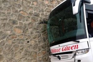 İstinat duvarına &ccedil;arpan otob&uuml;s&uuml;n s&uuml;r&uuml;c&uuml;s&uuml; &ouml;ld&uuml;