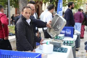 Bursa'da se&ccedil;imi pilav ve helvayla kutladılar