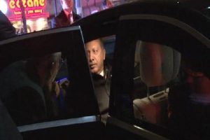 Erdoğan yol&uuml;st&uuml; vatandaşlarla sohbet etti
