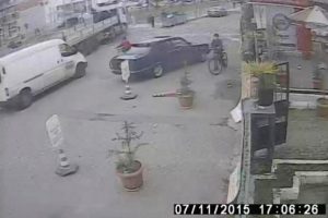 Yolun karşısına ge&ccedil;mek isteyen kadına b&ouml;yle &ccedil;arptı