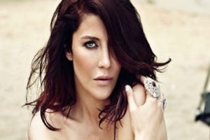 Deniz Akkaya yeni evine servet &ouml;dedi!