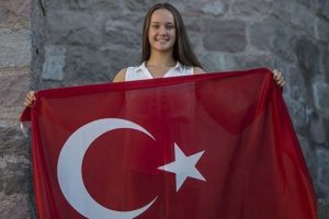 Milli Y&uuml;z&uuml;c&uuml; Zeynep G&uuml;neş'ten tarihi zafer