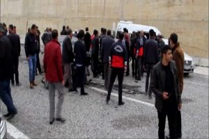 Otomobil ile minib&uuml;s kafa kafaya &ccedil;arpıştı: 20 yaralı