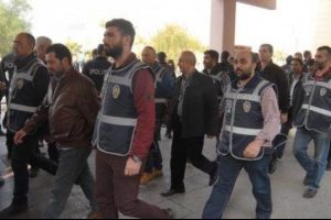 İzmir'de 'paralel yapı' iddialarına y&ouml;nelik operasyonda 17 kişi tutuklandı