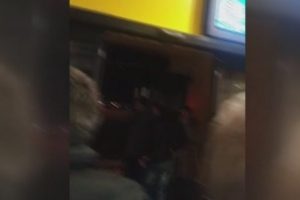 U&ccedil;ak havalanmadı, yolcular tepki g&ouml;sterdi