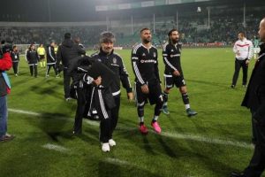 Quaresma trib&uuml;nleri &ccedil;ileden &ccedil;ıkardı