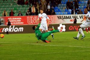 Muslera g&ouml;zyaşlarına hakim olamadı