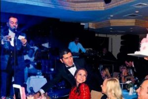 Gazino konseptine uyup smokin giydi...