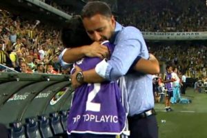 Pereira, sevincini top toplayıcı &ccedil;ocukla paylaştı