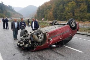 Takla atan otomobilde 4 kişi yaralandı