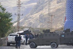 Hakkari'de zırhlı polis aracı duvara &ccedil;arpıp yan yattı
