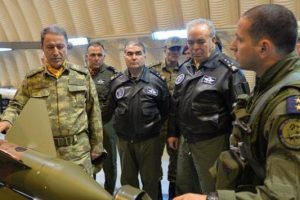Genelkurmay Başkanı Orgeneral Hulusi Akar'dan pilotlara 'fular' jesti