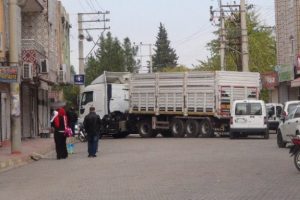 Ter&ouml;ristler caddeyi trafiğe kapattı