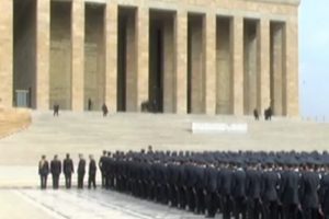 Emniyet teşkilatı Atat&uuml;rk'&uuml;n huzuruna &ccedil;ıktı