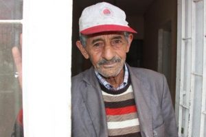 Samsun'da yaşlı adam yardım bekliyor
