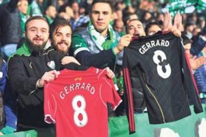 Bursaspor taraftarı o formaları g&ouml;sterdi ama...