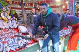 Balık&ccedil;ı tezgahındaki dev k&ouml;pek balığı ilgi g&ouml;rd&uuml;
