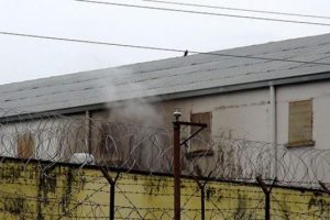 E tipi cezaevinde mahkumlar yatakları yaktı, 24 kişi hastanelik oldu