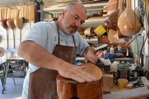 İnternetten &ouml;ğrendi, bağlama yapımında usta oldu