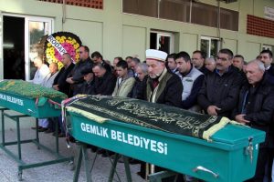 Bursa'da MİT mensubu baba ile kızı g&ouml;zyaşları i&ccedil;inde toprağa verildi