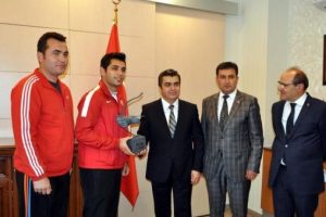 Kayseri valisinden d&uuml;nya şampiyonu ok&ccedil;uya &ouml;d&uuml;l