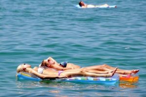 Alanya'da turistlerin deniz keyfi