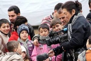 En prestijli &ouml;d&uuml;l Japon gazetecinin ailesine