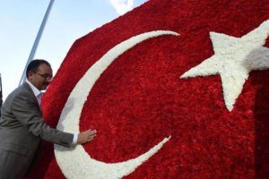 50 bin karanfille T&uuml;rk bayrağı yaptılar