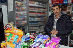 Marketten &ccedil;aldığı para ile aldığı i&ccedil;eceğin parasını &ouml;dedi