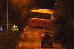 YDG-H'liler anahtarını aldıkları belediye otob&uuml;s&uuml; ile yolu kapattılar