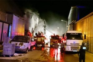Antalya'da mobilya fabrikasında b&uuml;y&uuml;k yangın