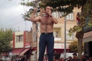 Milletvekili adayı tepkisini soyunarak g&ouml;sterdi
