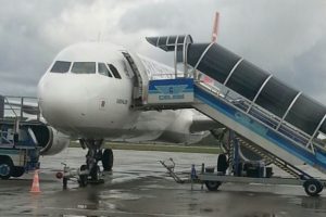 Kaptan farketti, yolcular u&ccedil;aktan indirildi
