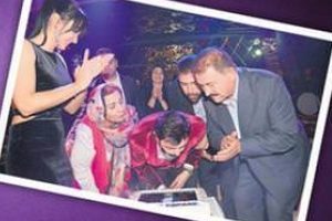 Doğum g&uuml;n&uuml;n&uuml; sahnede ailesiyle birlikte kutladı...