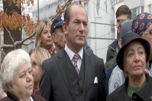 Bursa'da Atat&uuml;rk'&uuml; anma t&ouml;reninde Ata'ya benzeyen oyuncuya yoğun ilgi