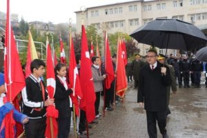 Protokol şemsiyeli, &ouml;ğrenciler sırılsıklam oldu