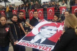 İstanbul Kadık&ouml;y'de "Ata'ya Saygı Zinciri"