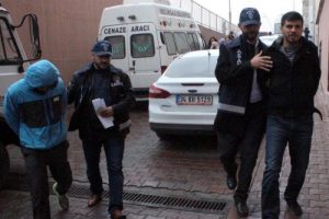 Otostop yapıp s&uuml;r&uuml;c&uuml;lerin parasını &ccedil;alan 5 ş&uuml;pheli yakalandı