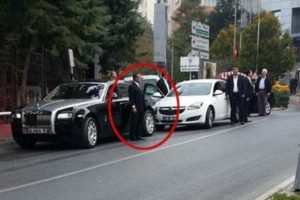 Ali Ağaoğlu, Atat&uuml;rk'e saygı duruşunda g&ouml;r&uuml;nt&uuml;lendi