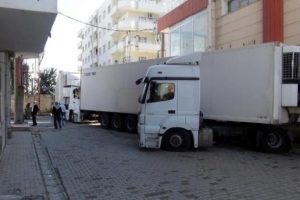 Nusaybin'de yol kapatan PKK'lılar polisle &ccedil;atıştı