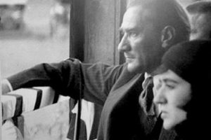 'Beni iki kadın &ccedil;ok sevdi; biri yalnız ben olduğum i&ccedil;in, &ouml;teki mevkiim i&ccedil;in'
