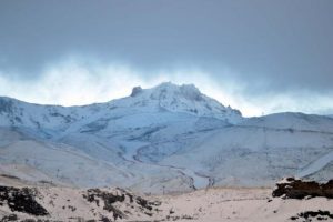 Erciyes beyaza b&uuml;r&uuml;nd&uuml;, turizmciler sevindi